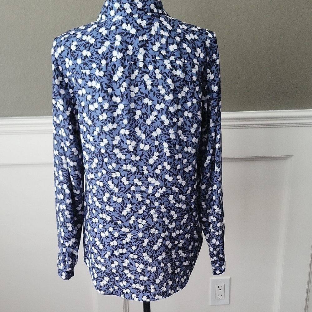 Ann Taylor Navy Blue and White Floral Button-Up Blouse - Picture 4 of 5